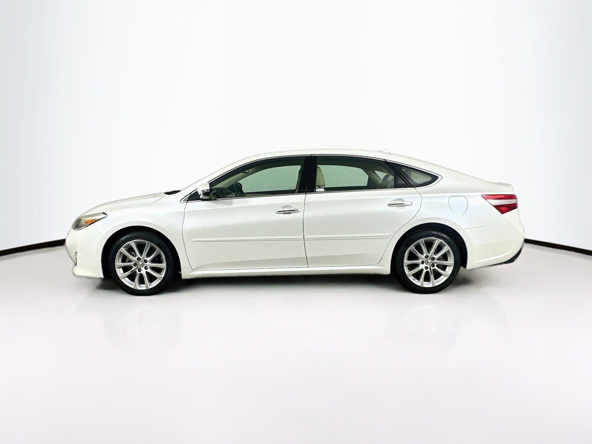 Used 2013 Toyota Avalon Limited FWD image 4