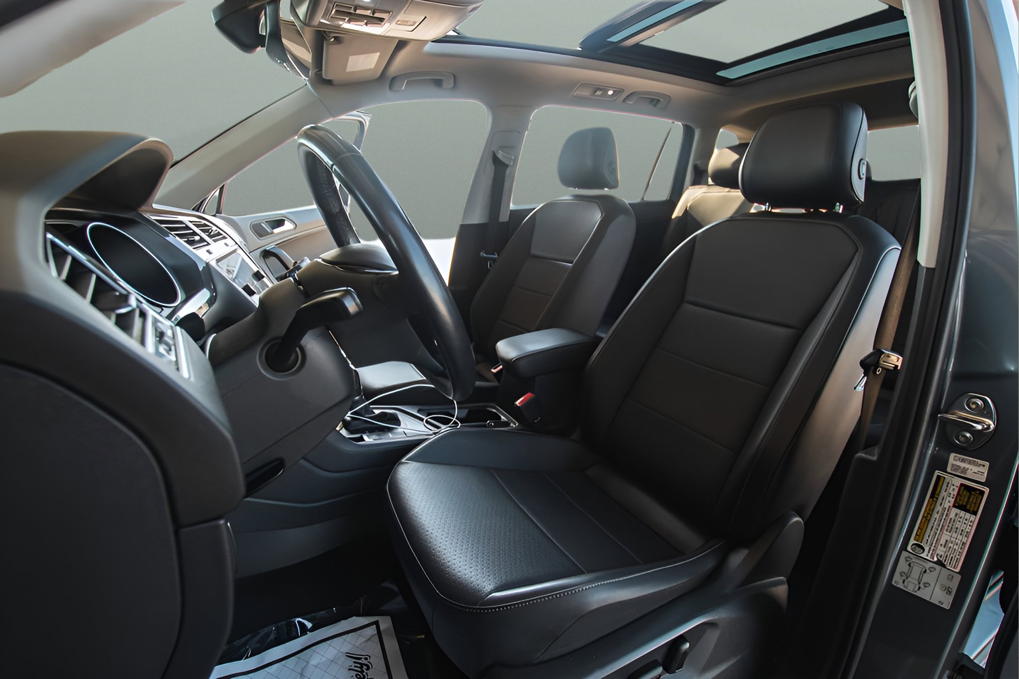 Used 2019 Volkswagen Tiguan SE w/ Panoramic Sunroof Package FWD image 8