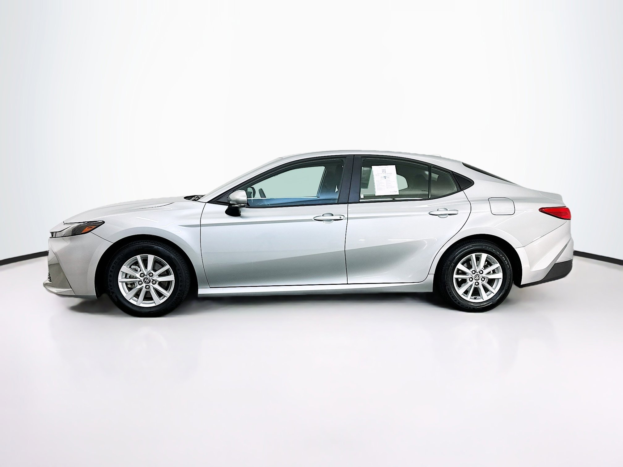 Used 2025 Toyota Camry LE image 4