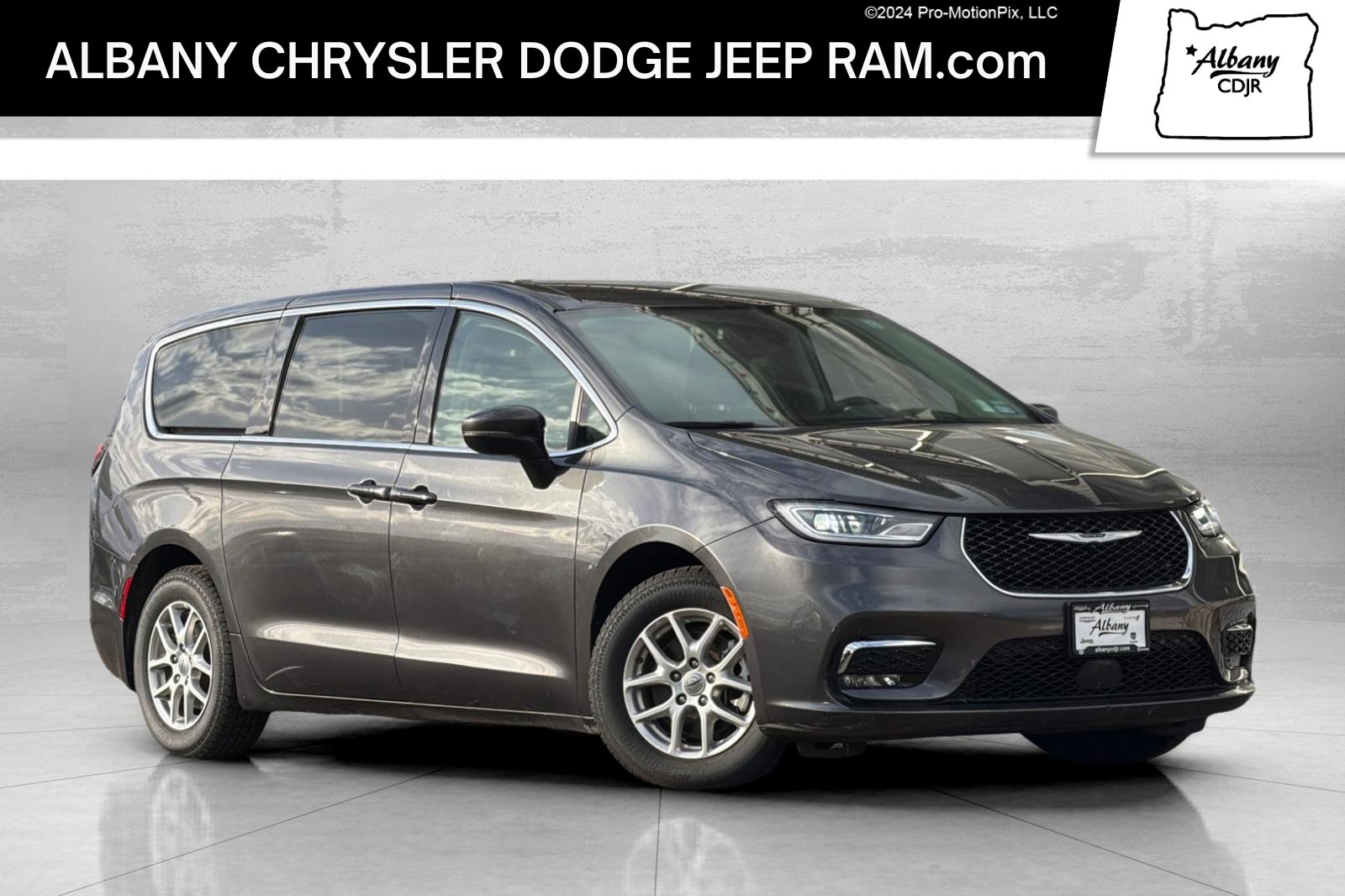 Used 2023 Chrysler Pacifica Touring-L image 1
