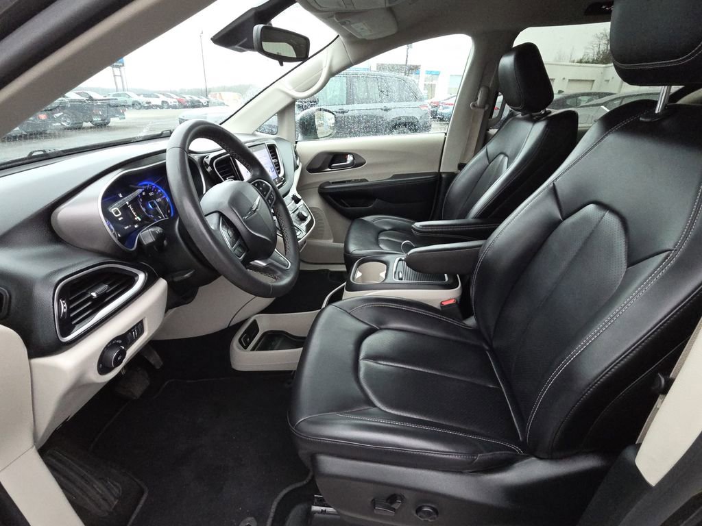 Used 2023 Chrysler Pacifica Touring-L image 15