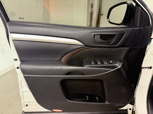 Used 2017 Toyota Highlander Plus FWD image 11