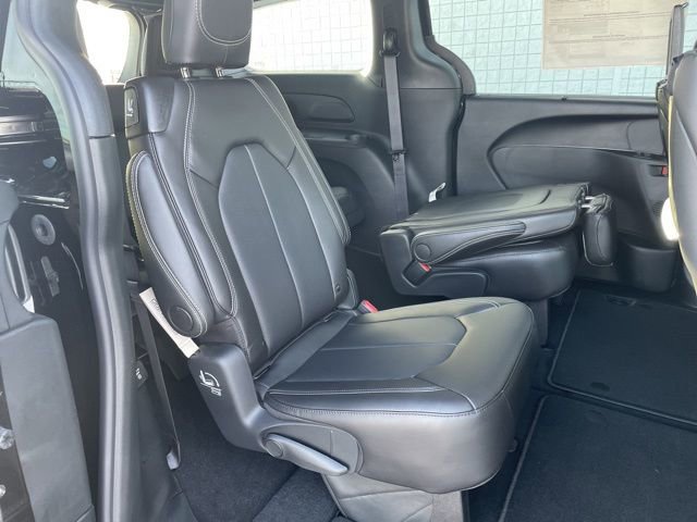 New 2026 Chrysler Pacifica Select image 16