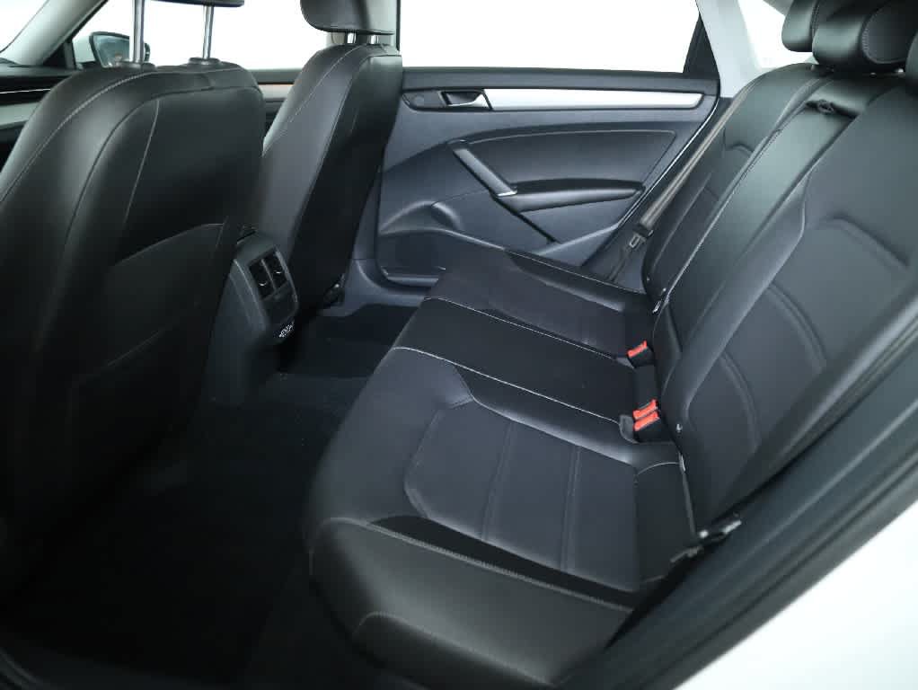 Certified 2022 Volkswagen Passat 2.0T SE FWD image 14