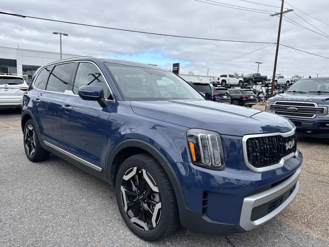 Used 2023 Kia Telluride EX w/ EX Captain's Chair Package image 4