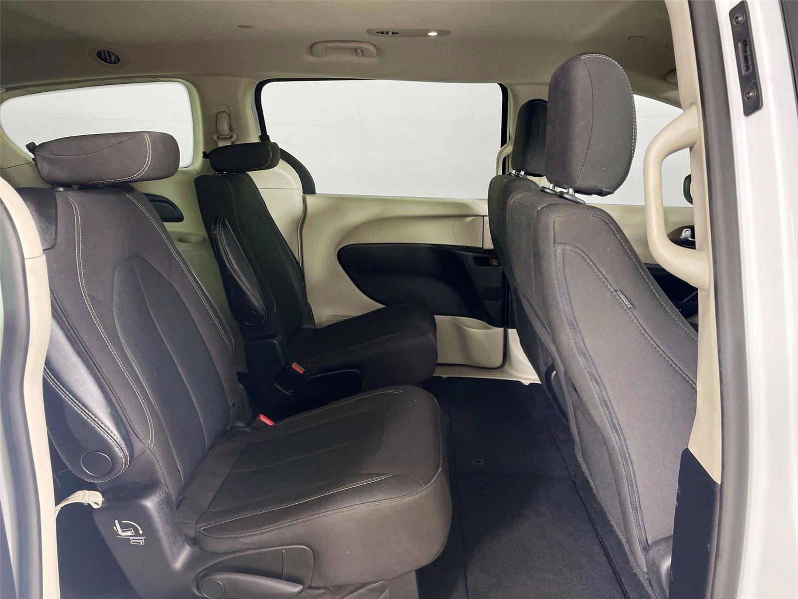 Used 2022 Chrysler Voyager LX image 26