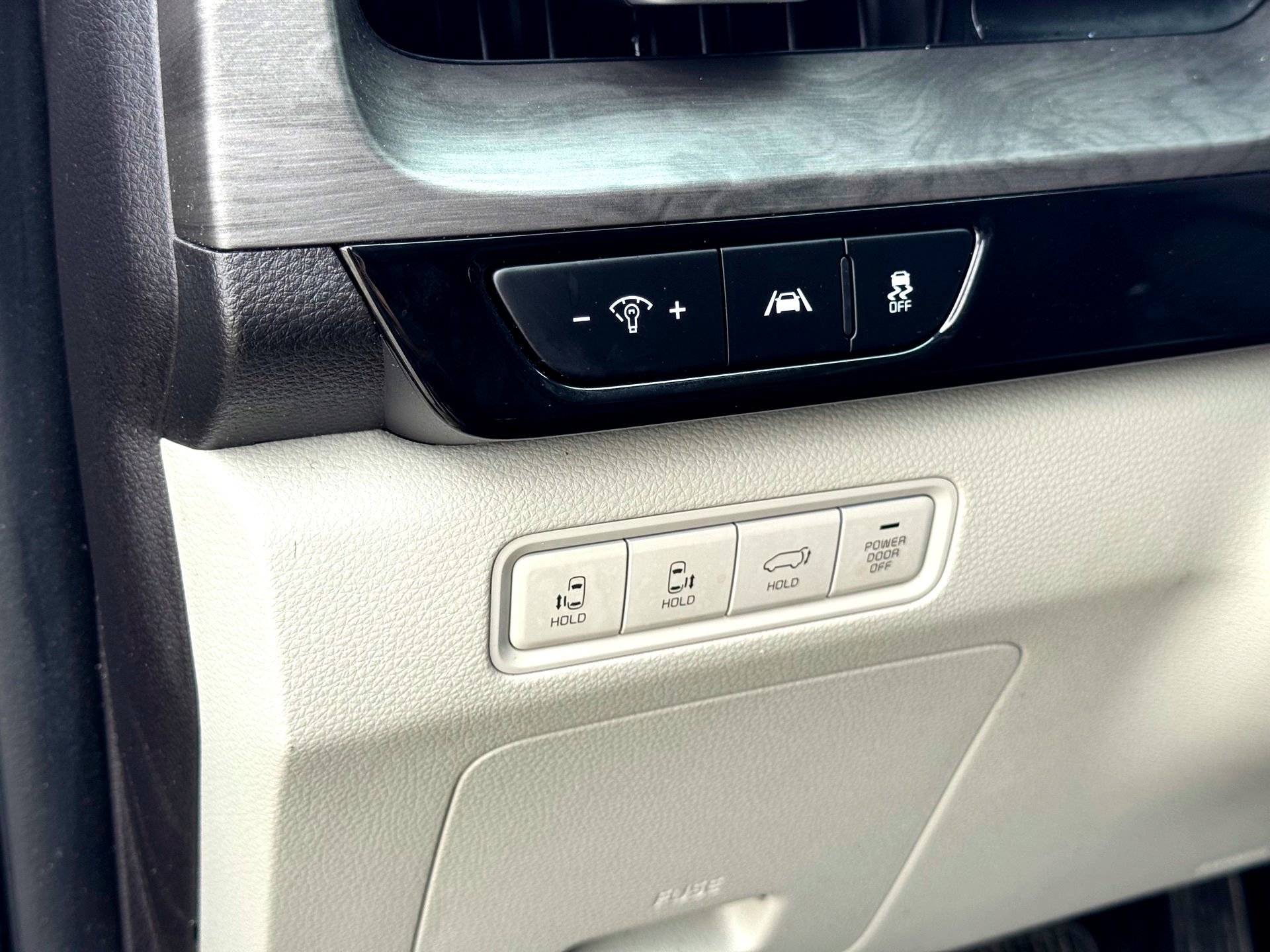 Used 2024 Kia Carnival EX image 14