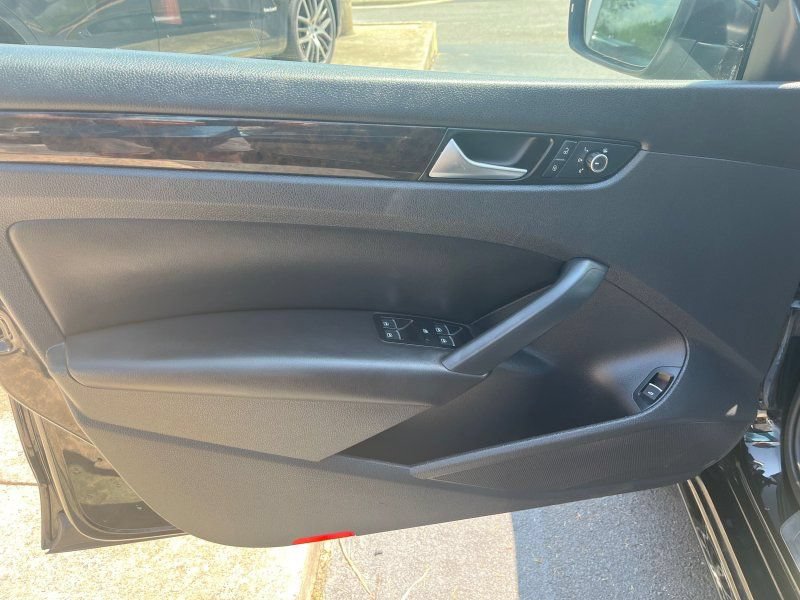 Used 2014 Volkswagen Passat 1.8T SEL Premium FWD image 11