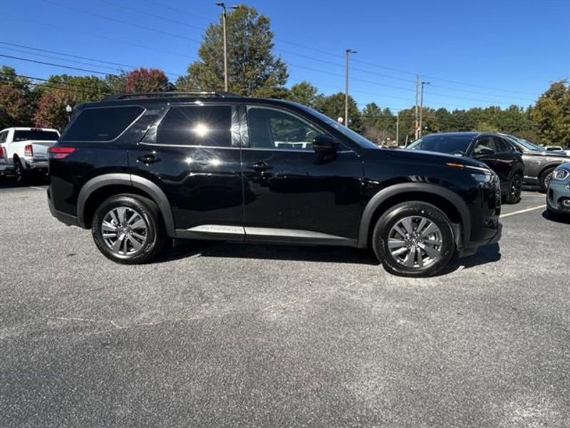 Used 2025 Nissan Pathfinder SV image 4