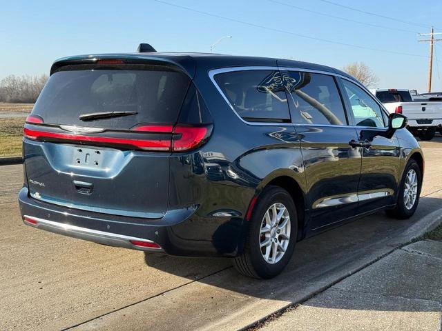 Used 2024 Chrysler Pacifica Touring-L FWD image 5