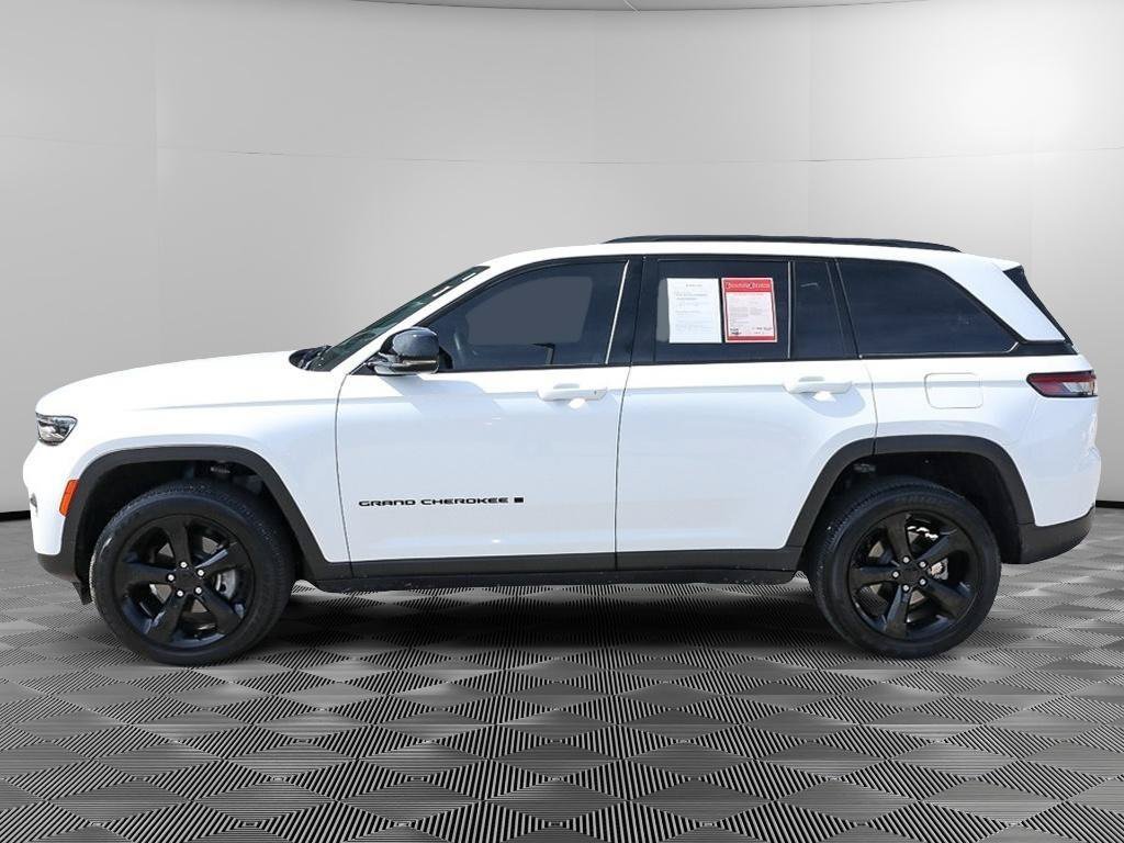 Used 2023 Jeep Grand Cherokee Altitude AWD/4WD image 3