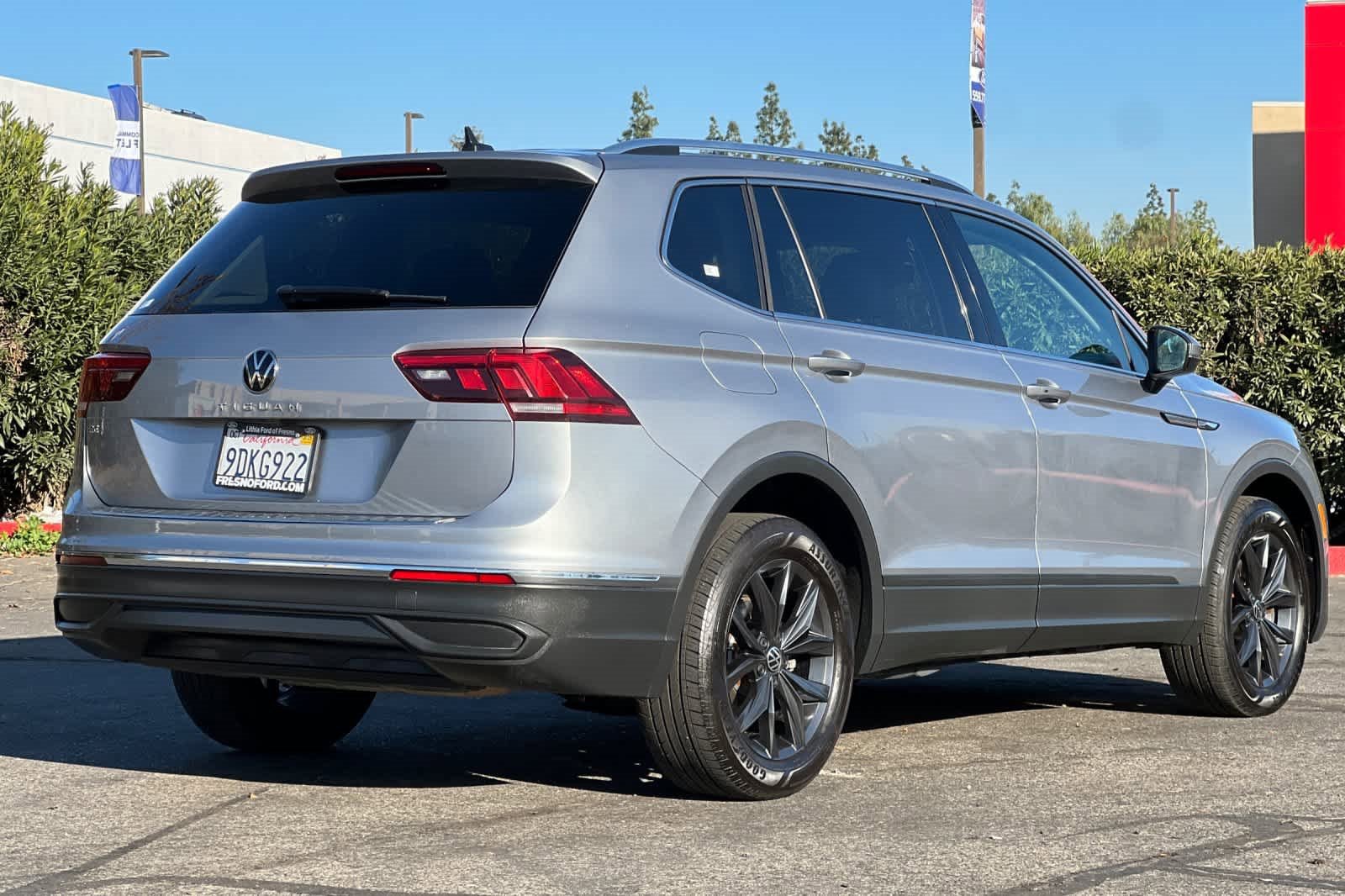 Used 2022 Volkswagen Tiguan SE image 2