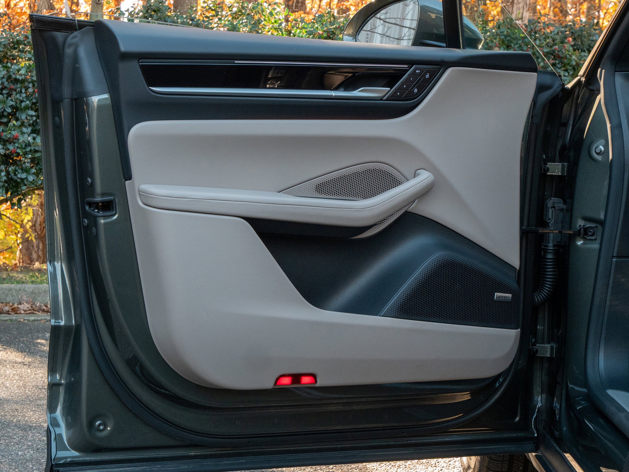 Certified 2025 Porsche Macan Electric image 27