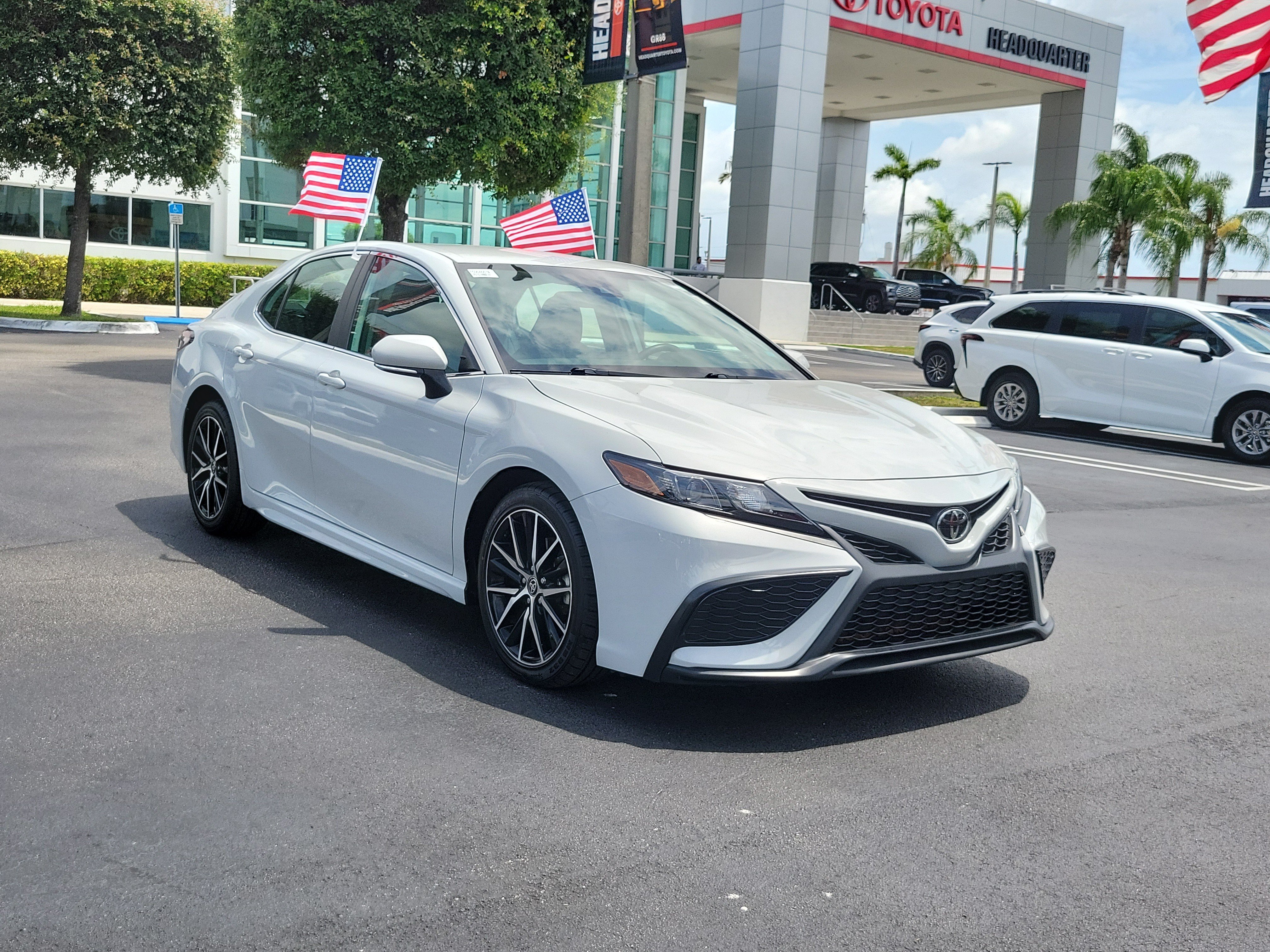 Used 2023 Toyota Camry SE FWD image 2