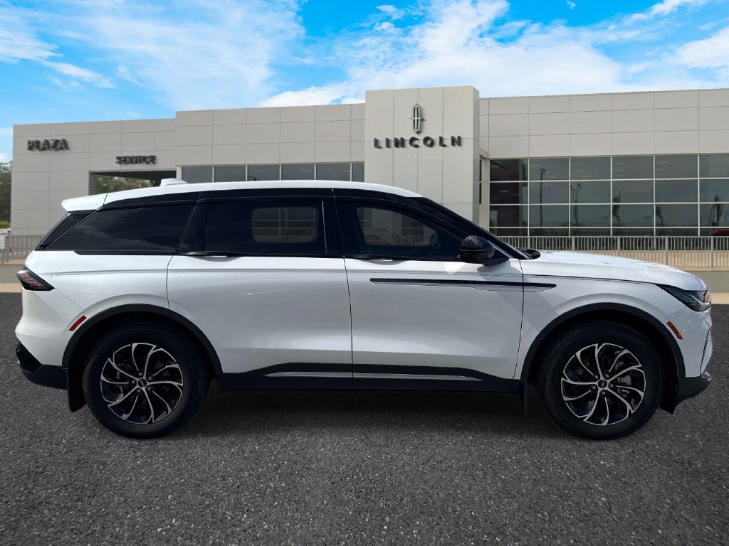 Used 2025 Lincoln Nautilus Premier AWD/4WD image 2