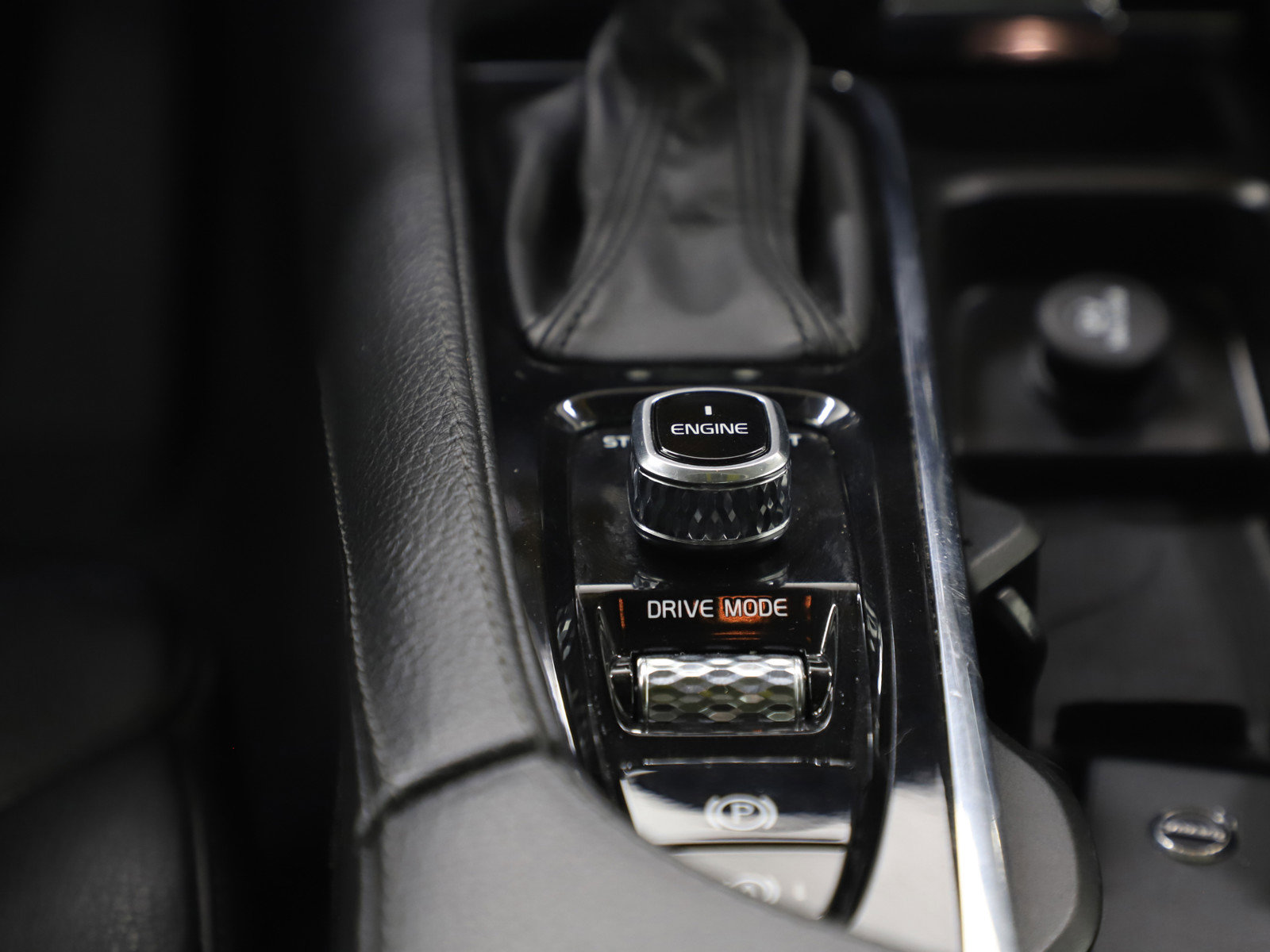 Used 2016 Volvo XC90 T6 Momentum w/ Momentum Plus Package image 19