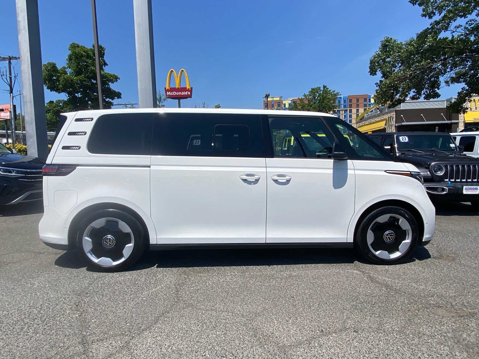 Certified 2025 Volkswagen ID. Buzz Pro S RWD image 2