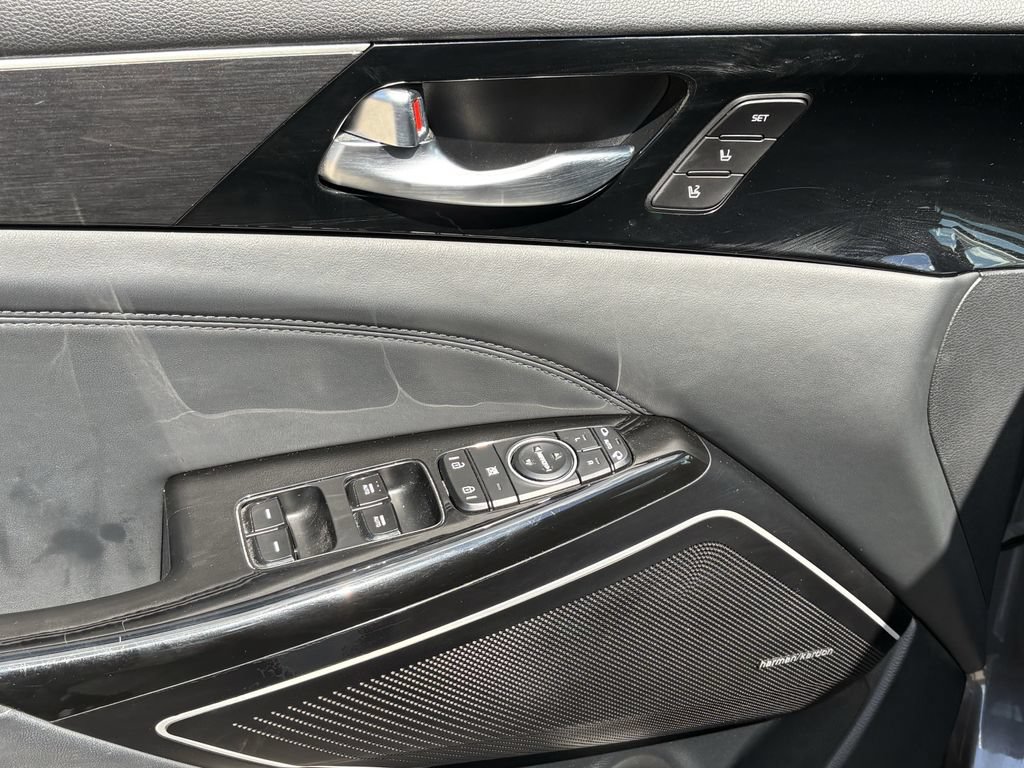 Used 2018 Kia Cadenza Limited FWD image 11