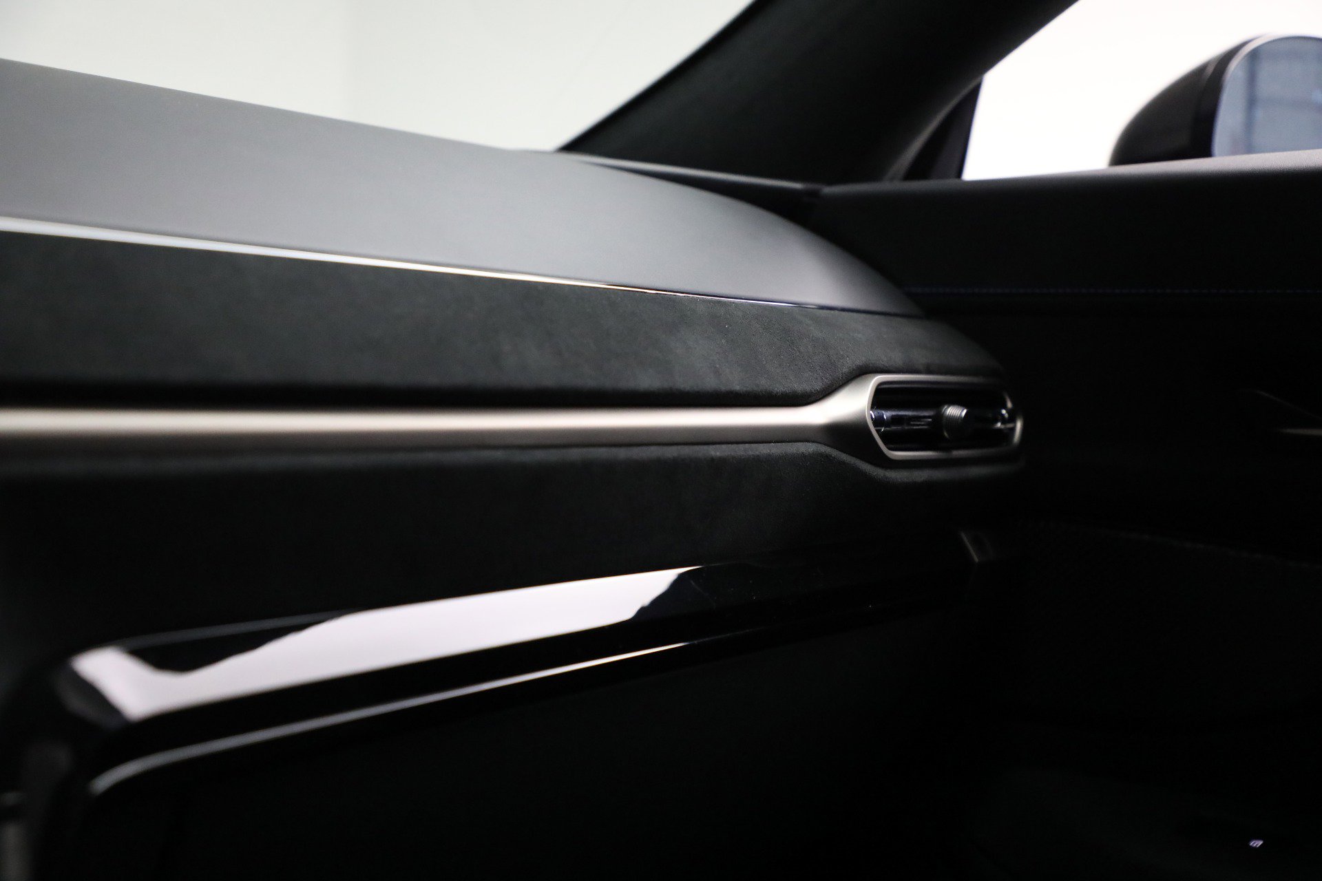 Used 2025 Aston Martin V8 Vantage Coupe image 25