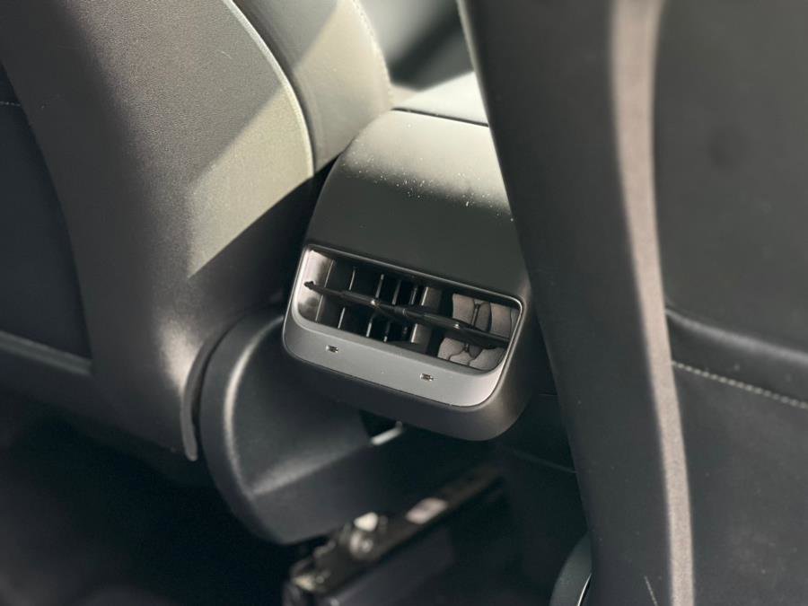 Used 2022 Tesla Model Y Long Range image 30