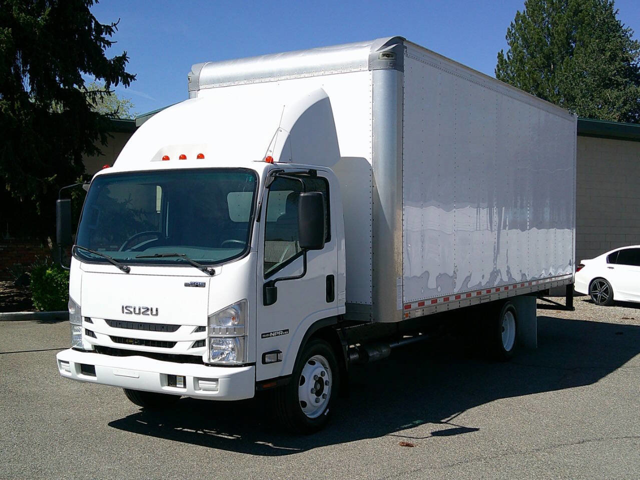 Used 2021 Isuzu NPR image 3