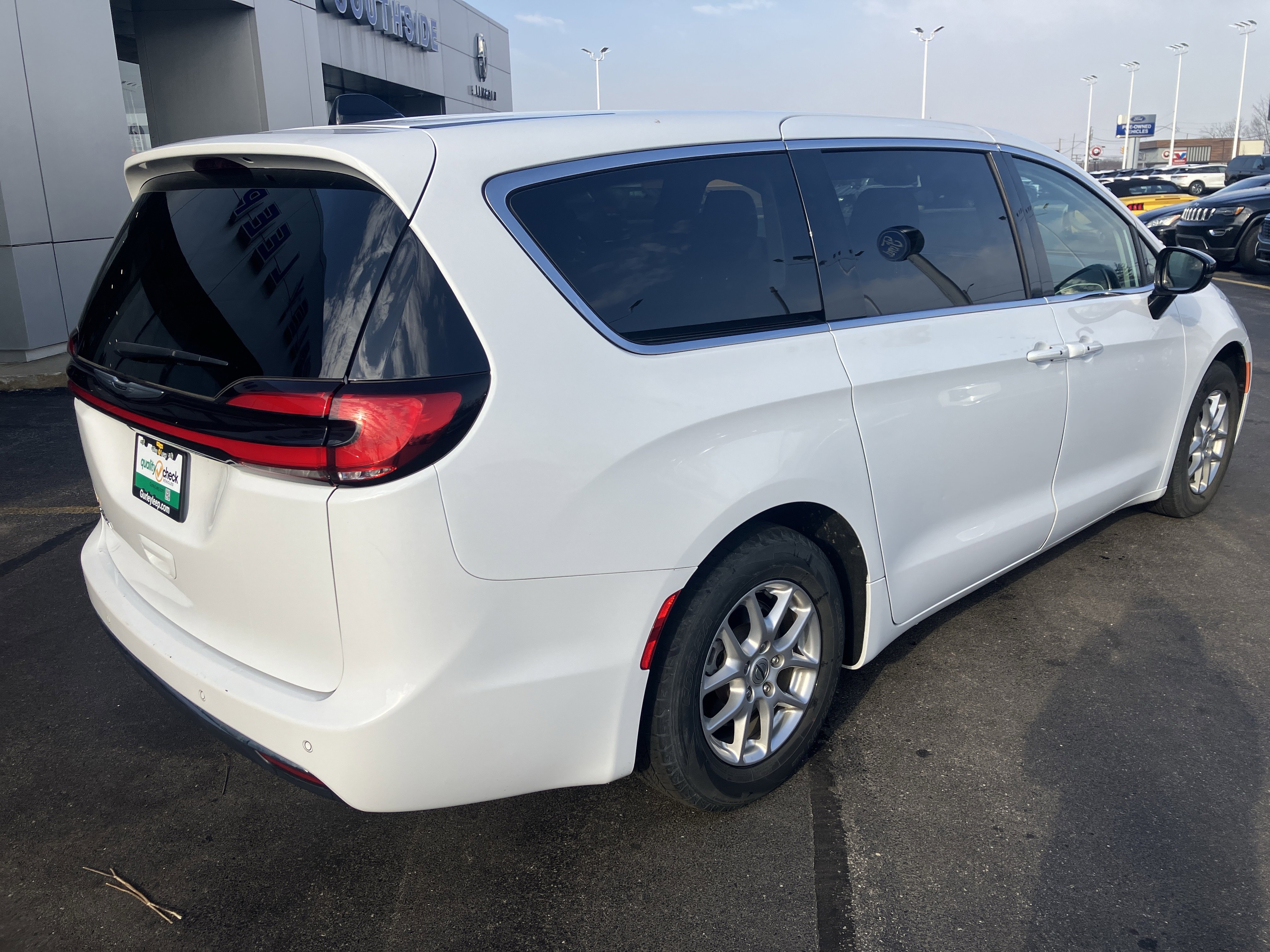 Used 2024 Chrysler Pacifica Touring-L image 7
