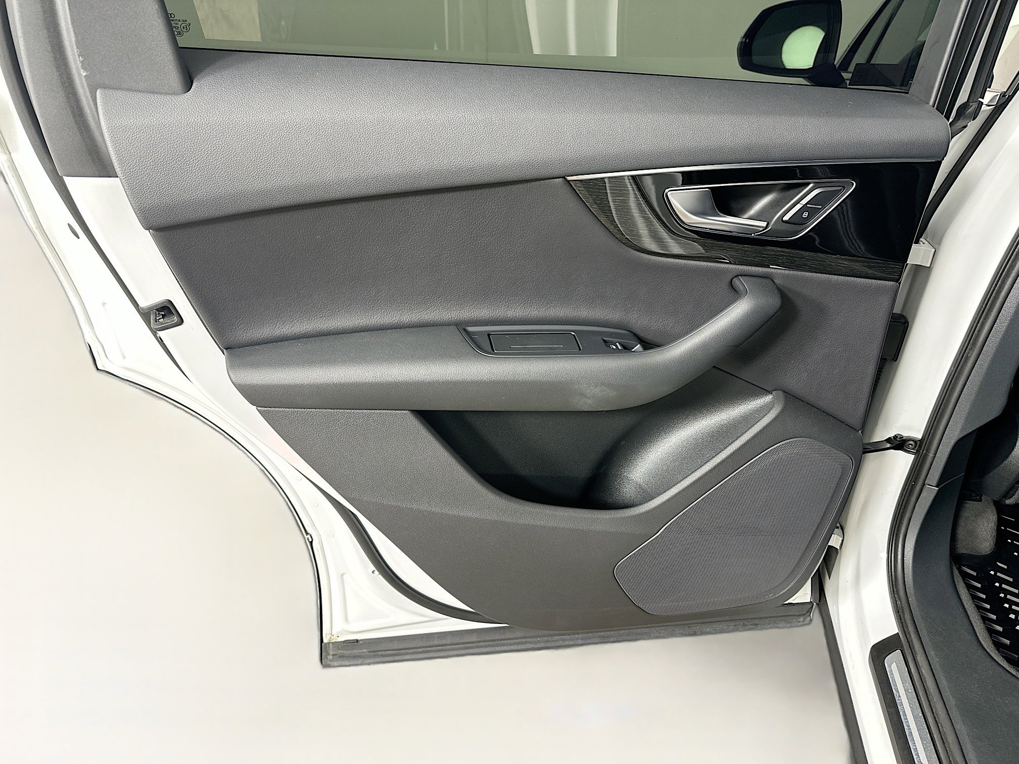 Used 2017 Audi Q7 3.0T Premium Plus w/ Premium Plus Package image 27