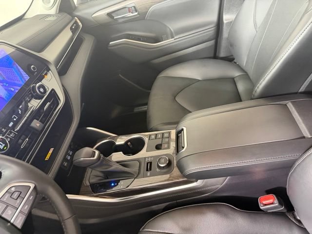 Used 2023 Toyota Highlander Limited AWD/4WD image 17