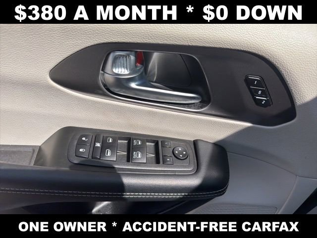 Used 2023 Chrysler Pacifica Touring-L image 11