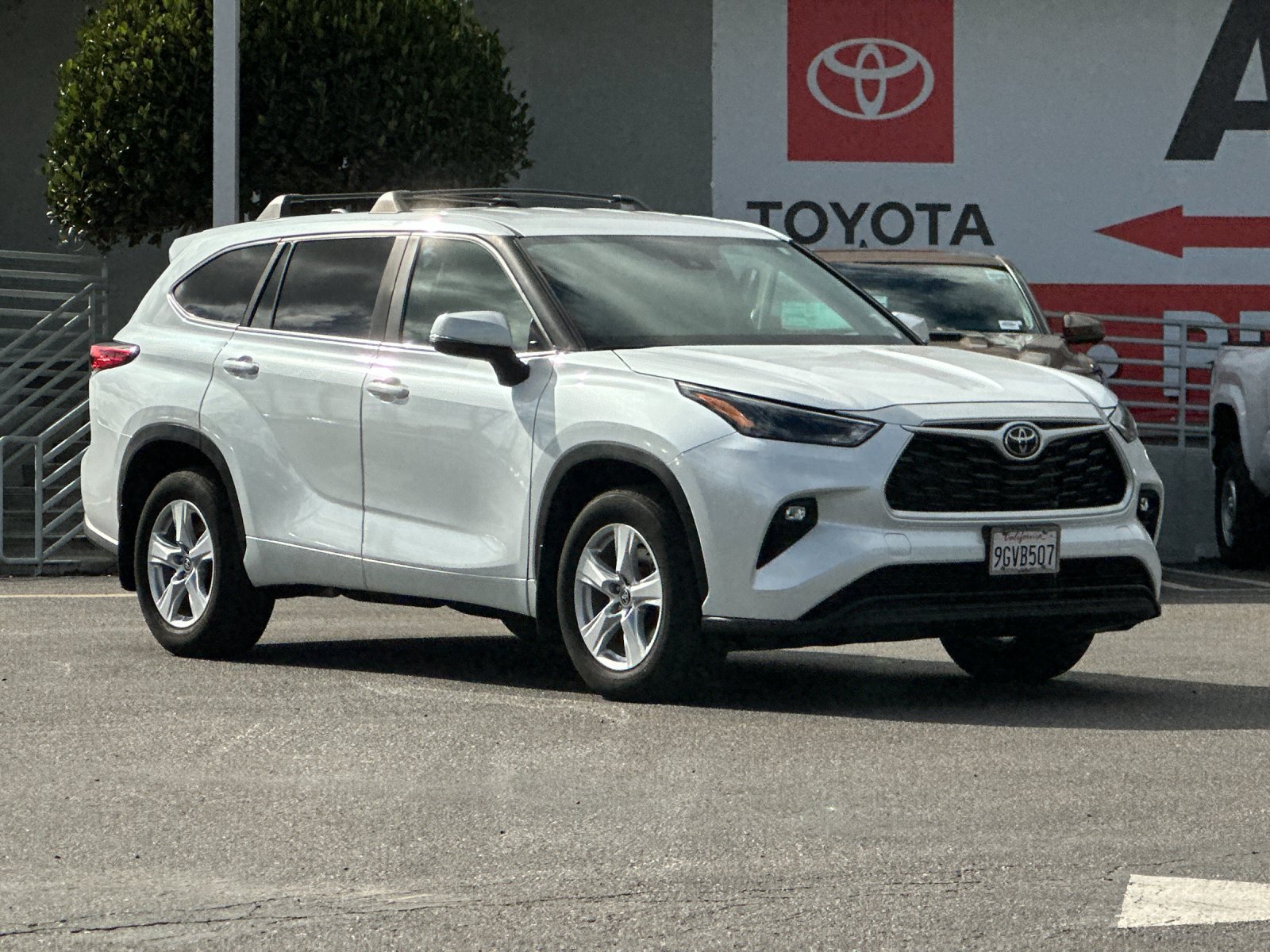 Used 2023 Toyota Highlander LE FWD image 8