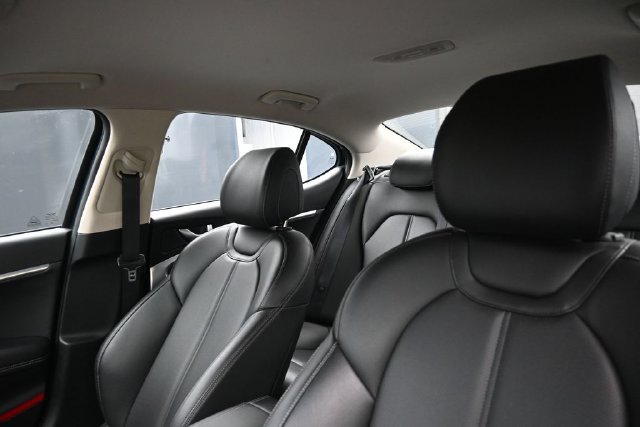 Used 2025 Genesis G70 2.5T AWD/4WD image 32