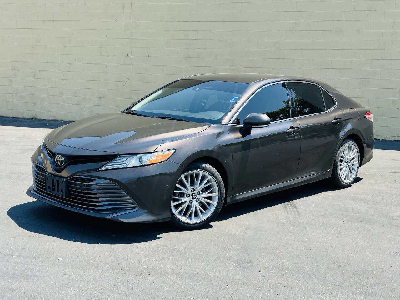 Used 2018 Toyota Camry XLE image 3