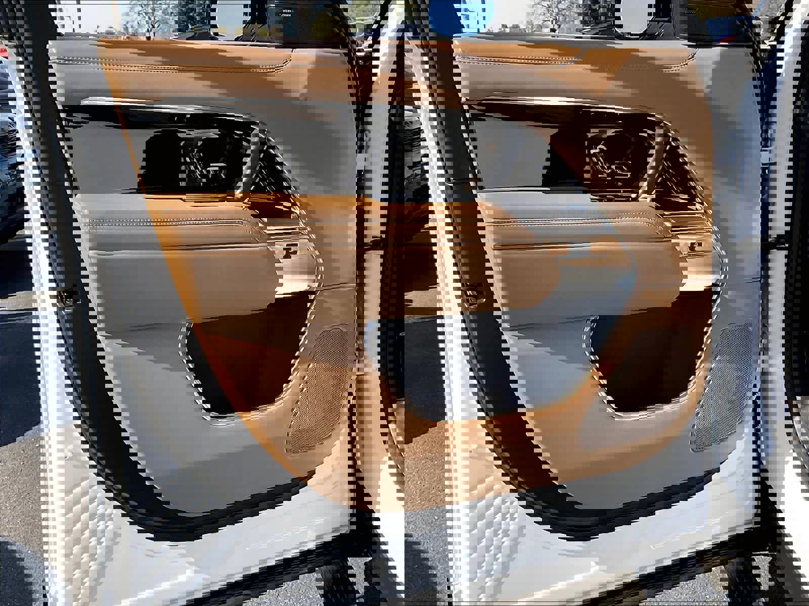 Used 2023 Land Rover Range Rover Long Wheelbase SE image 25