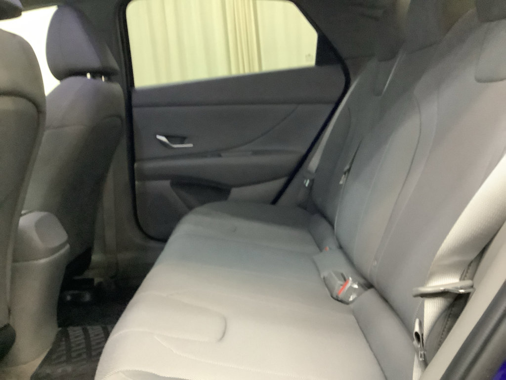 Used 2022 Hyundai Elantra SE FWD image 23