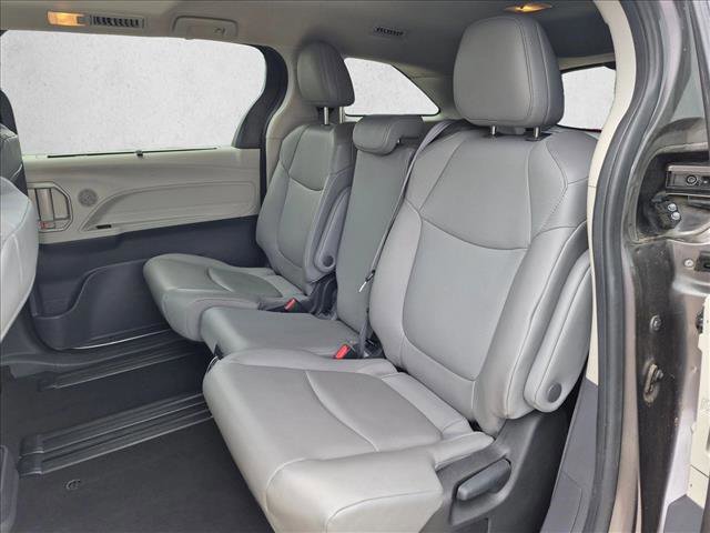 Used 2022 Toyota Sienna XLE FWD image 16