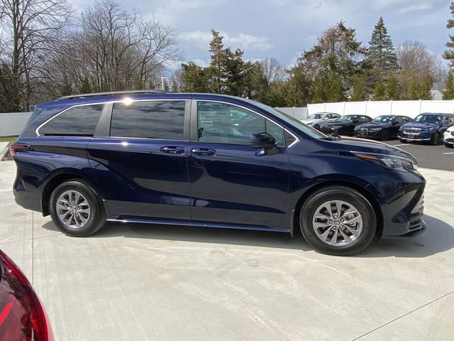 Used 2024 Toyota Sienna LE image 4