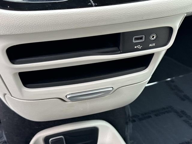 Used 2017 Chrysler Pacifica LX FWD image 19