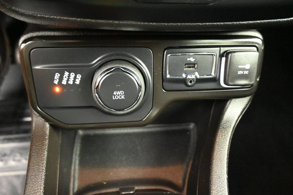 Used 2023 Jeep Renegade Latitude AWD/4WD image 12