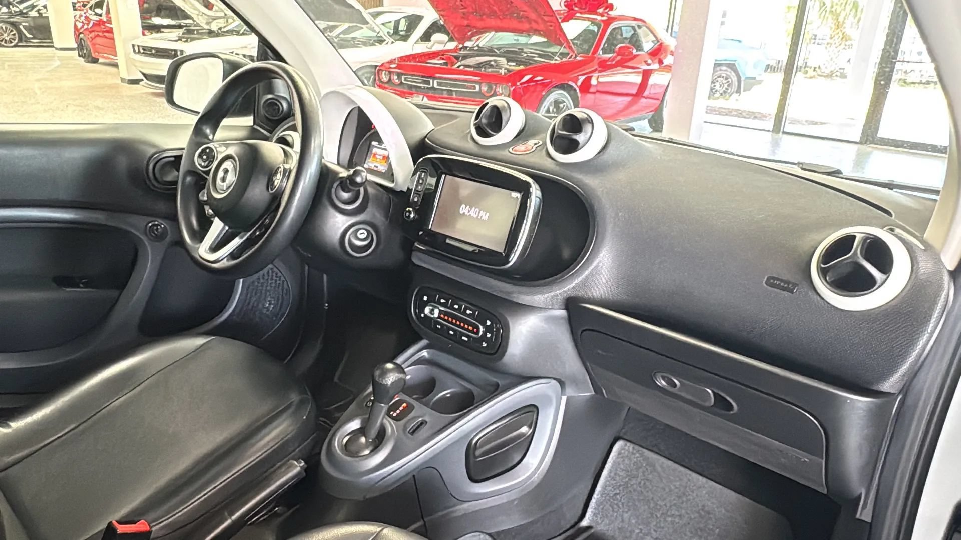 Used 2017 smart fortwo pure RWD image 9