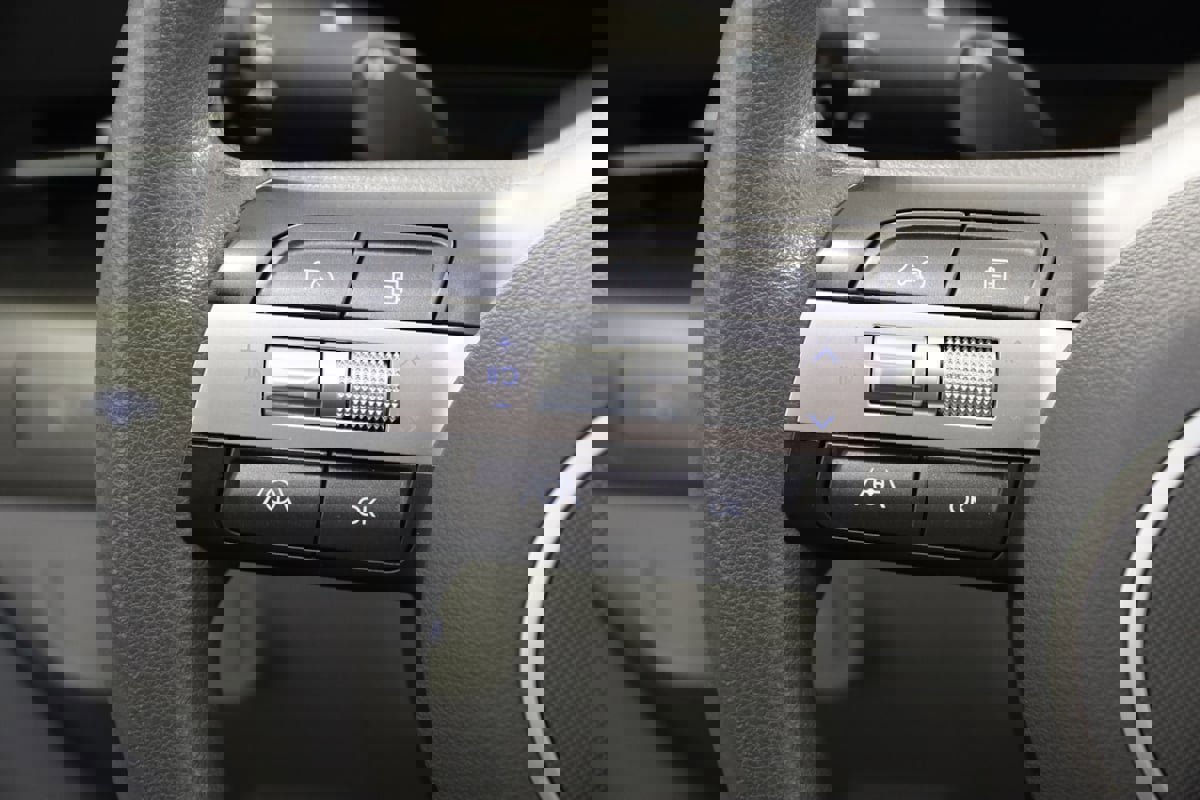 Used 2024 Hyundai Kona SE image 35