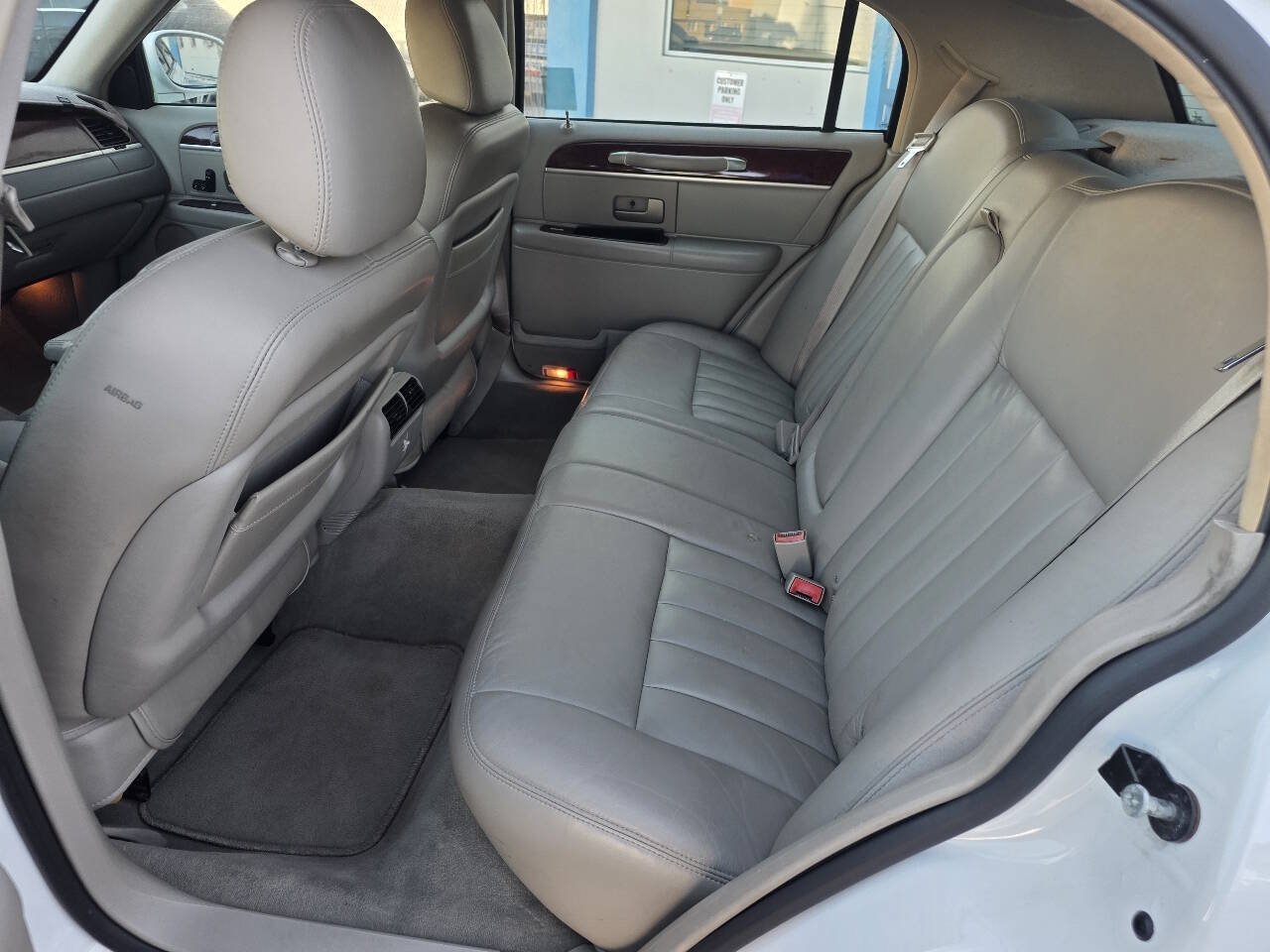 Used 2003 Lincoln Town Car Executive RWD image 17