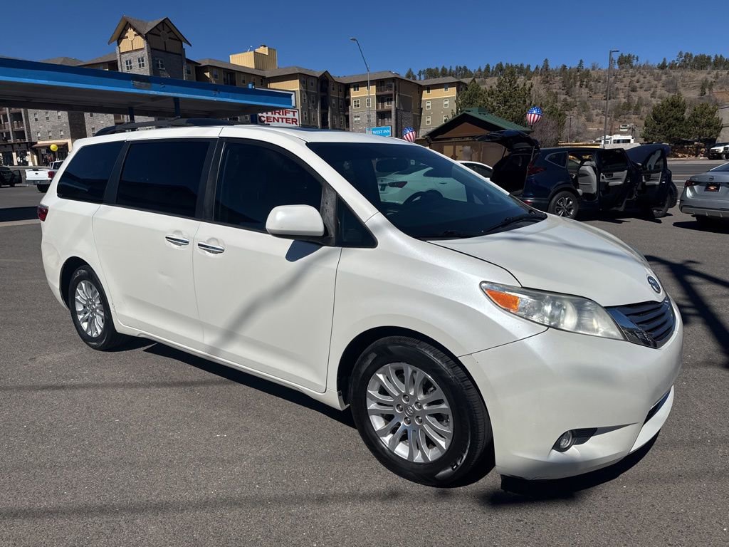 Used 2017 Toyota Sienna XLE Premium image 1