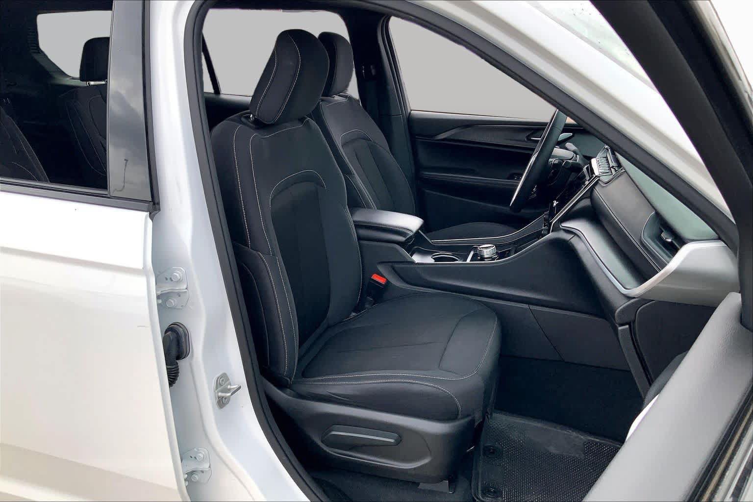 Used 2024 Jeep Grand Cherokee L Laredo RWD image 6