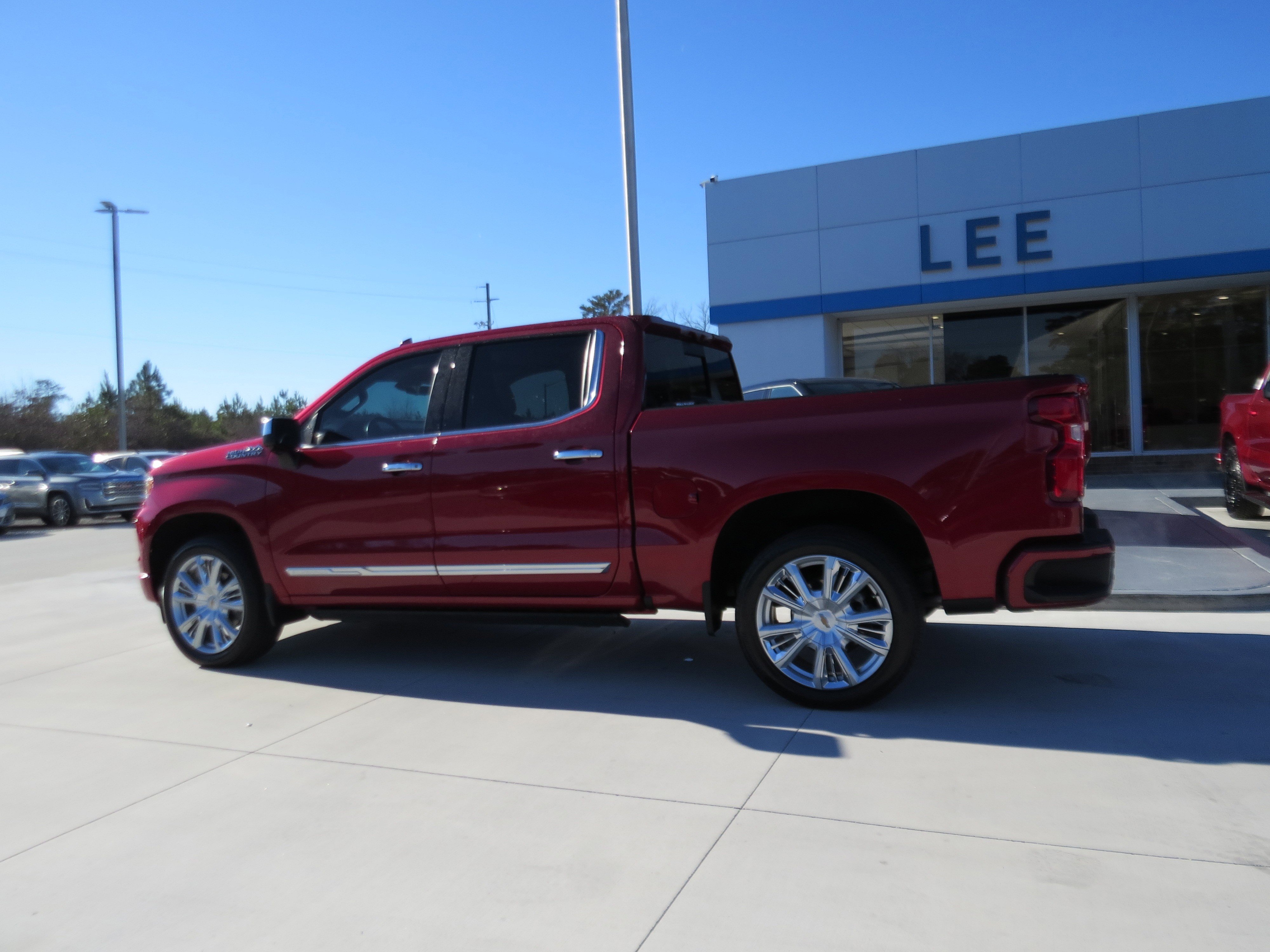 Used 2024 Chevrolet Silverado 1500 High Country w/ High Country Premium Package AWD/4WD image 2