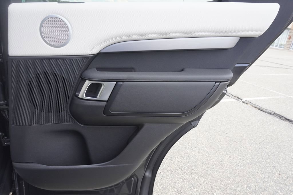 New 2025 Land Rover Discovery Dynamic SE image 25