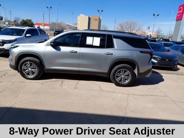 Used 2025 Chevrolet Traverse LT w/ Enhanced Driving Package image 8