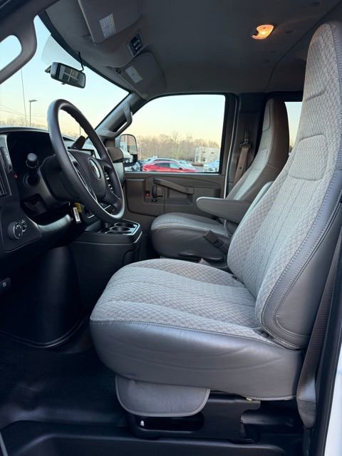 Used 2025 Chevrolet Express 3500 LS w/ Chrome Appearance Package image 17