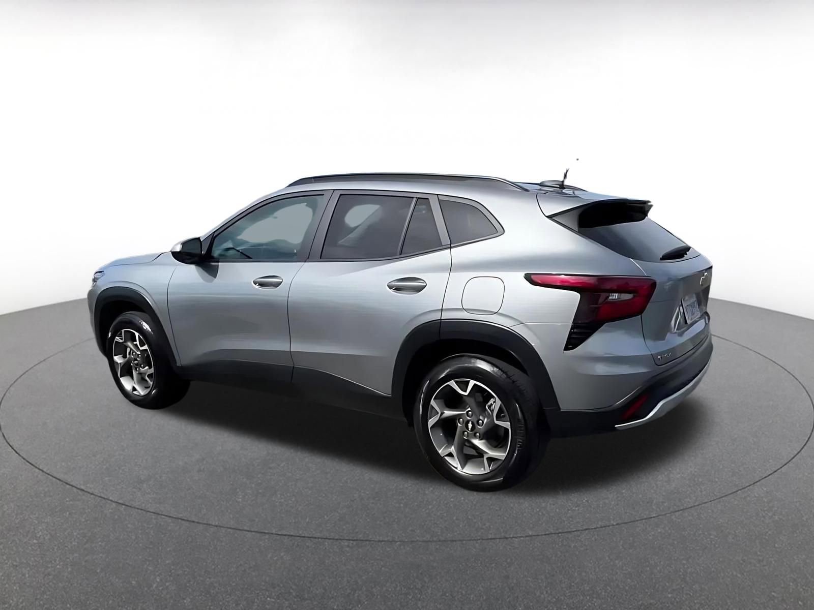 Used 2025 Chevrolet Trax LT w/ LT Convenience Package image 10