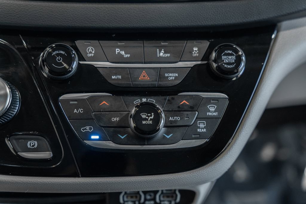 Certified 2024 Chrysler Pacifica Touring-L image 27