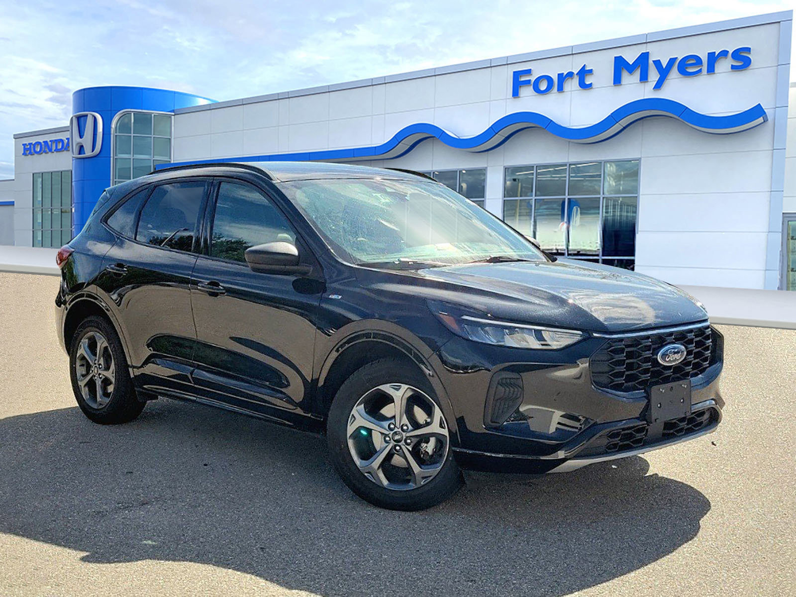 Used 2024 Ford Escape ST-Line image 1